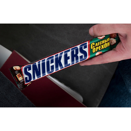Шоколадный батончик Snickers 81г с лесным орехом Россия